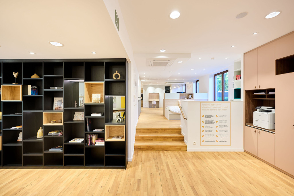 Bibliotheek op maat in zwart en rose in de showroom in Sint-Pieters-Woluwe