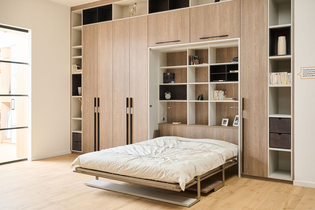 Chambre à coucher couleur bois sur mesure avec lit escamotable et petit dressing fermé en pont à Wavre