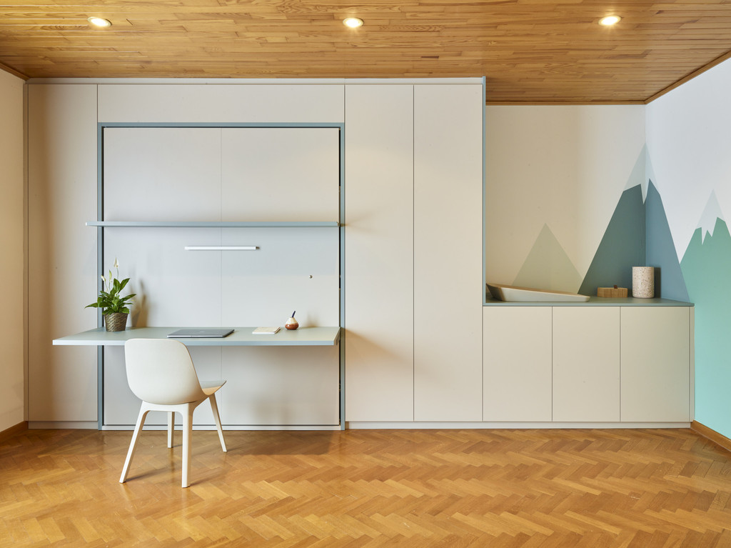 Chambre d'enfant avec lit escamotable et bureau de Chloë et Tony de Blind Gekocht