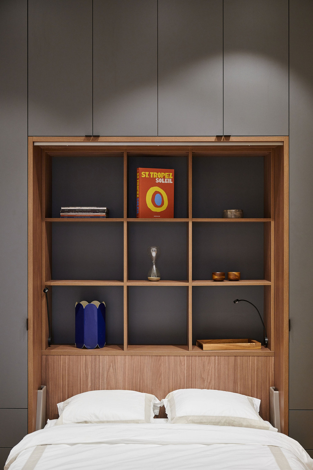 Opklapbed op maat met een functionele boekenkast en stijlvolle opbergruimte, ideaal voor een moderne slaapkamer.
