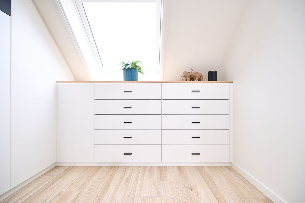 Rangement modern blanc sur mesure avec tiroirs et étagère en bois