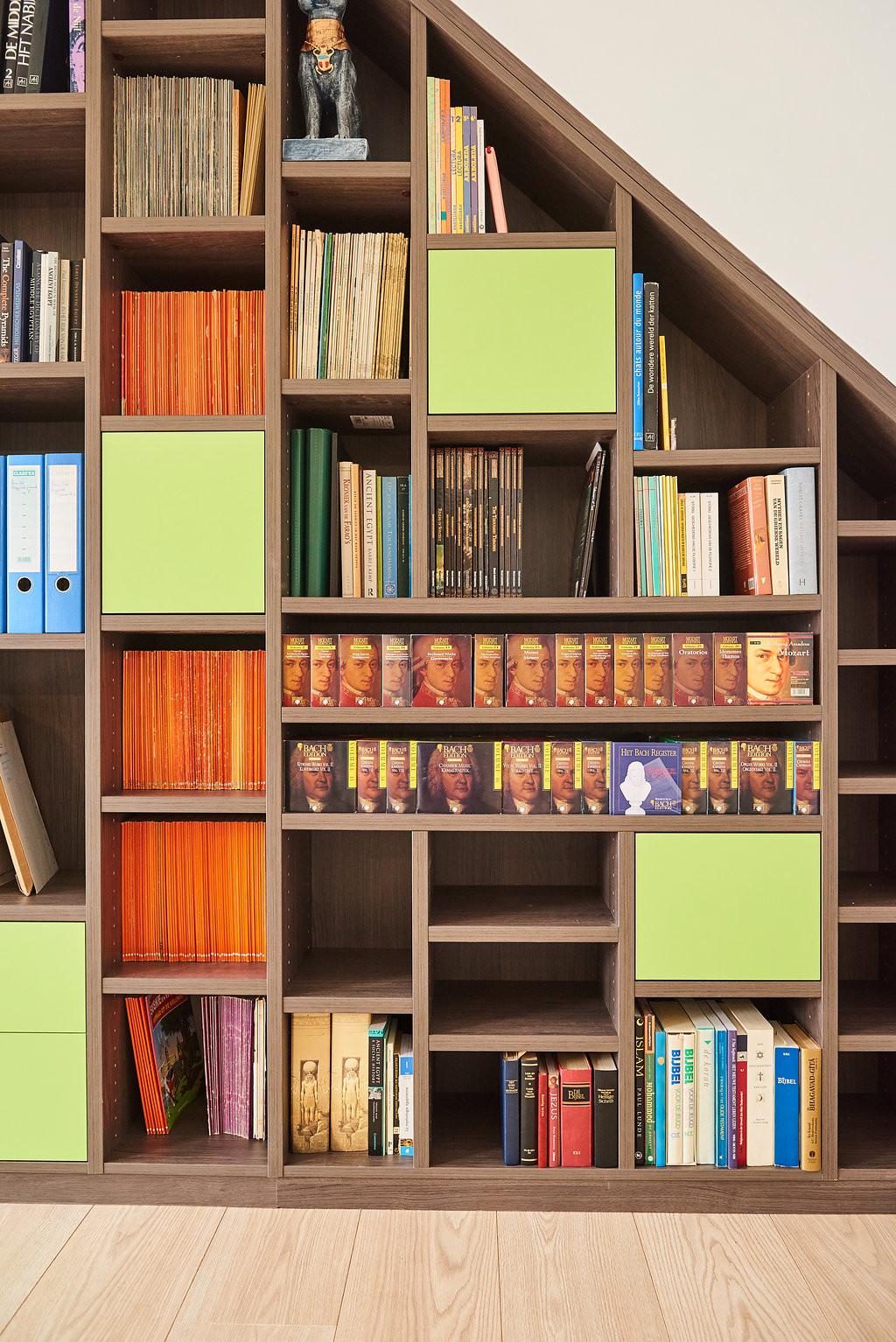 bibliothèque-bois-sur-mesure-touches-vertes