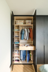 Armoire dressing ouverte sur mesure avec étagères tiroirs en bois penderie et porte-pantalons intégré