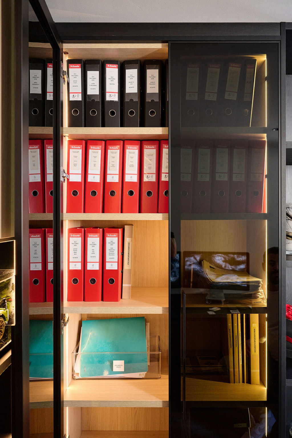 Rangements bureau sur mesure avec portes vitrées