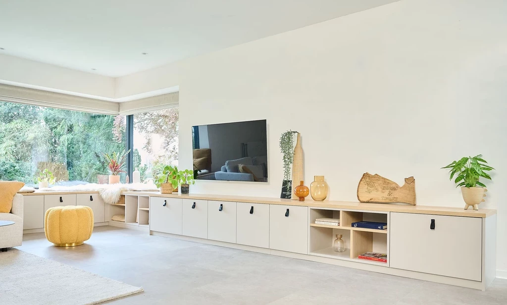 Meuble bas de salon sur mesure avec rangements et coin banquette intégré, design moderne et pratique.