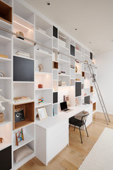 Bureau op maat met bibliotheek met open nissen van Kathiane