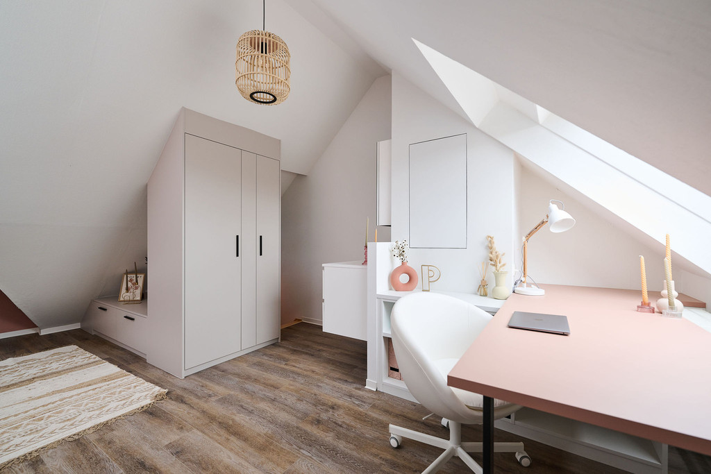 Armoire sur mesure sous toit en pente dans la chambre de Polien dans l'émission Ons huis/nieuw huis
