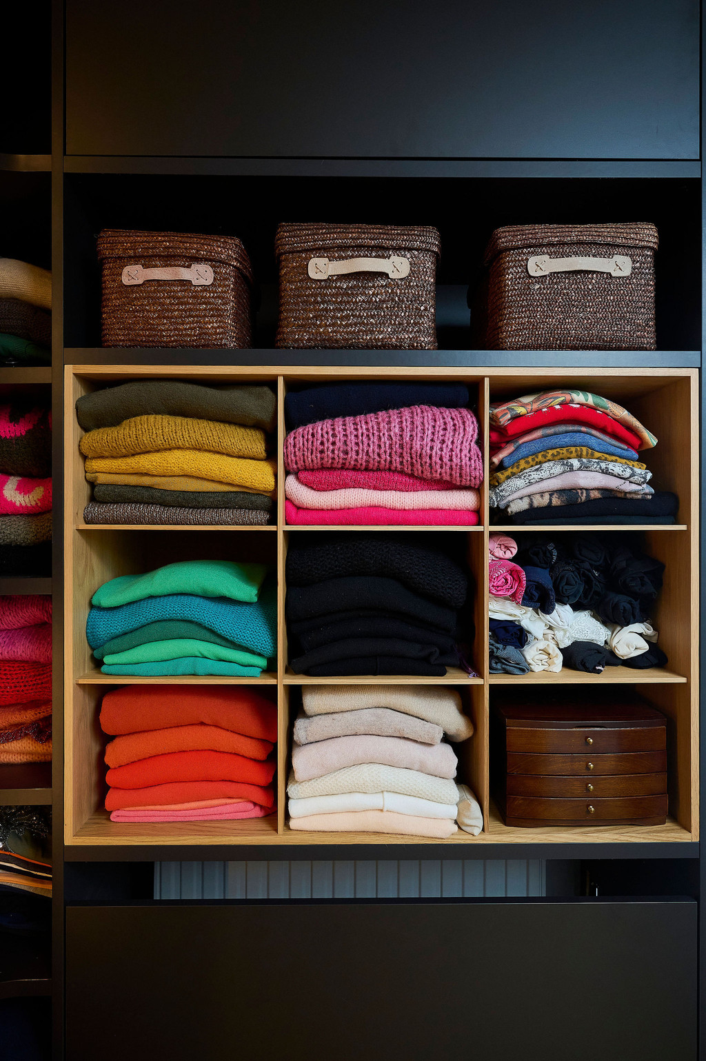 Meuble dressing avec niches ouvertes et compartiments pour vêtements