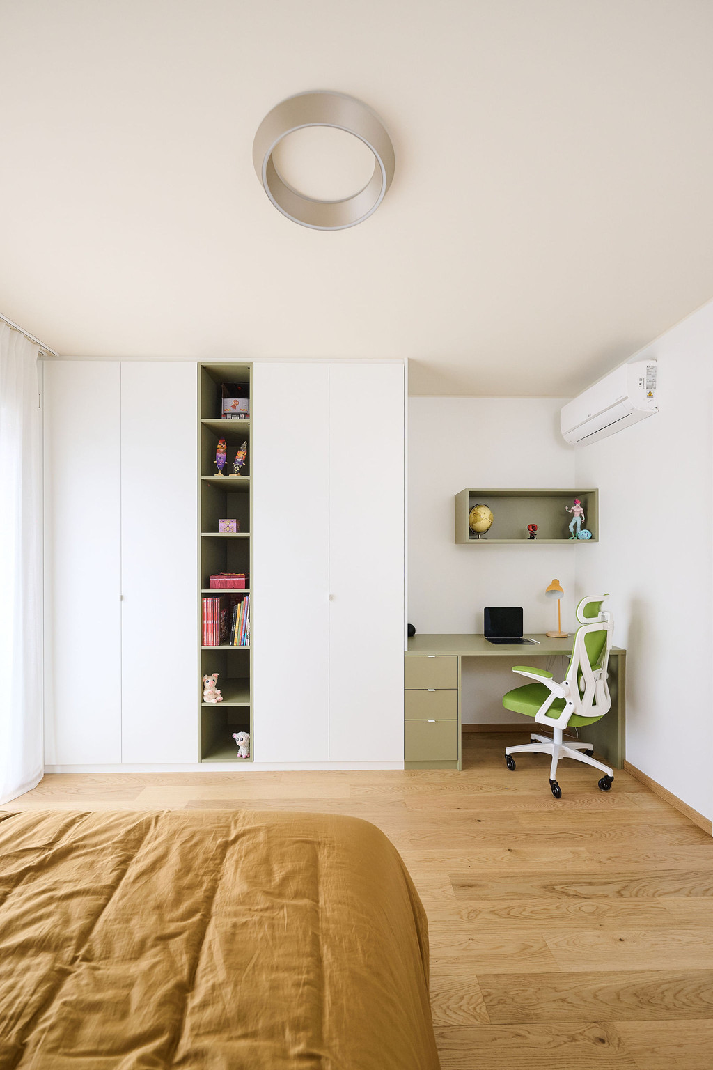 Maatkast met gesloten opbergruimte, open nissen en een geïntegreerd bureau, ideaal voor een multifunctionele slaapkamer
