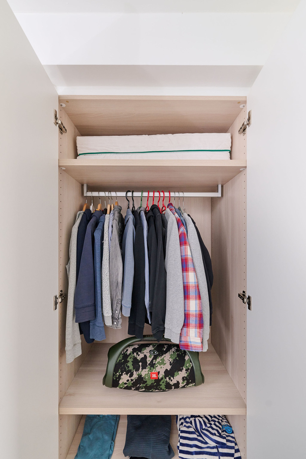 Dressing sur mesure dans la chambre d'enfant de Marcel à Pulderbos