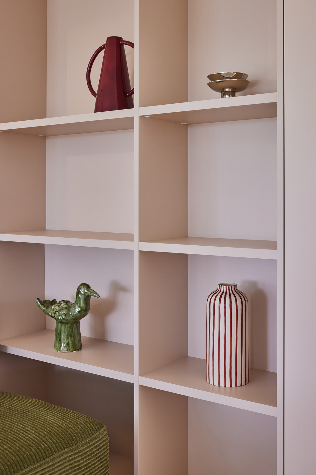 Een geïntegreerde wandkast om favoriete objecten stijlvol te tonen.