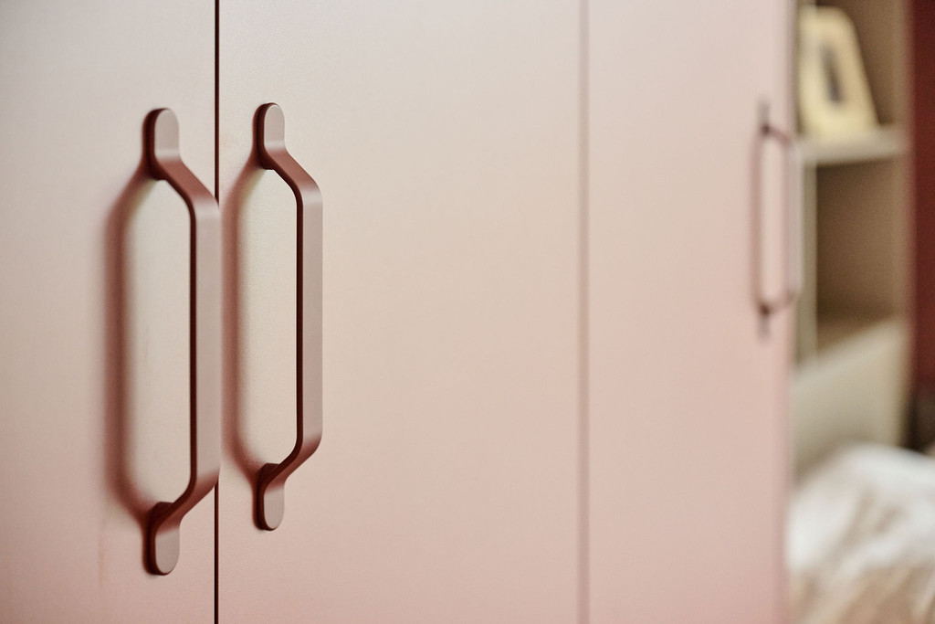 Opklapbed op maat met unieke handgrepen voor een strakke en moderne uitstraling in de slaapkamer.