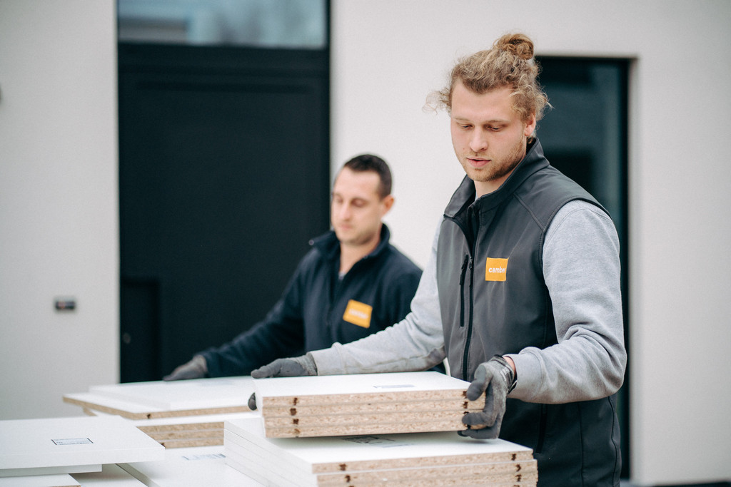 Wannes et Jeroen livraison et préparation pour l’installation du placard