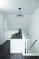 Wit en strak bureau op maat met een design van marmer
