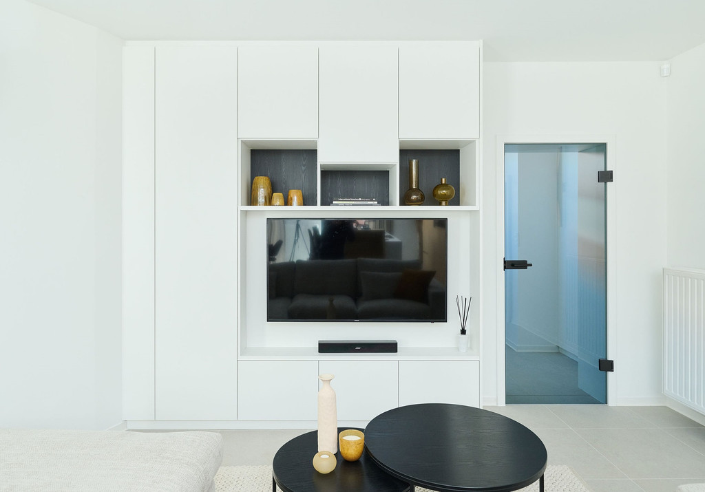 Witte TV meubel op maat met open nissen in de woonkamer van Ilse en Frédéric uit Ons huis/nieuw huis