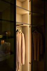 Dressing op maat met LED-verlichting, in de showroom in Gosselies