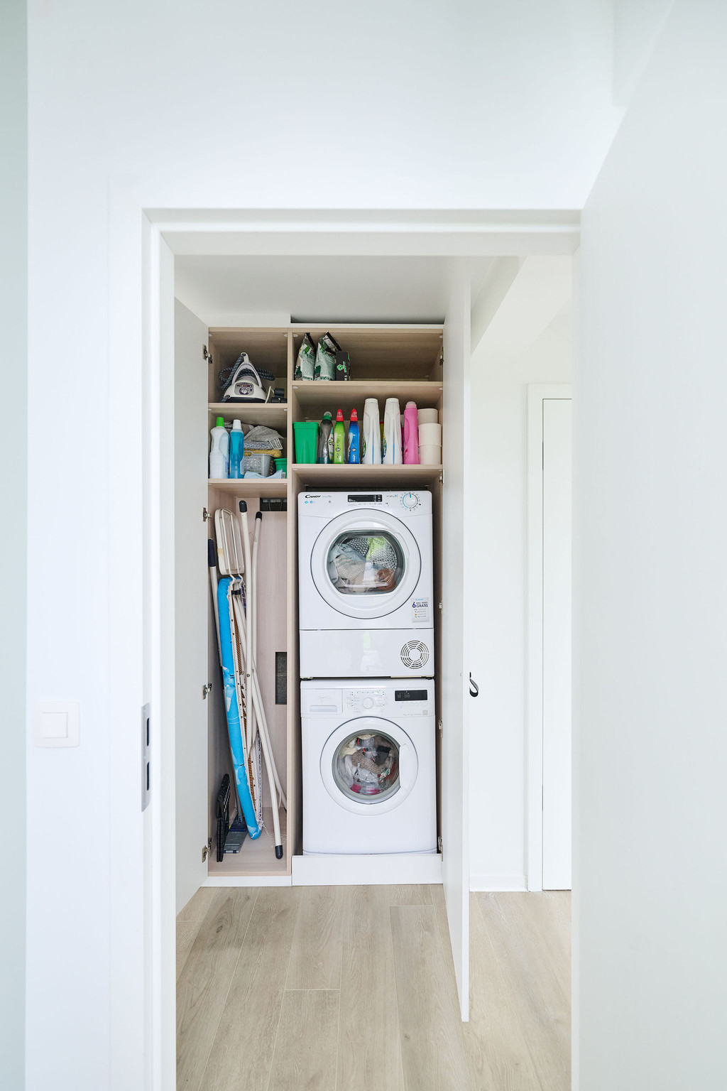 Meuble de buanderie avec emplacement pour machine à laver et sèche-linge