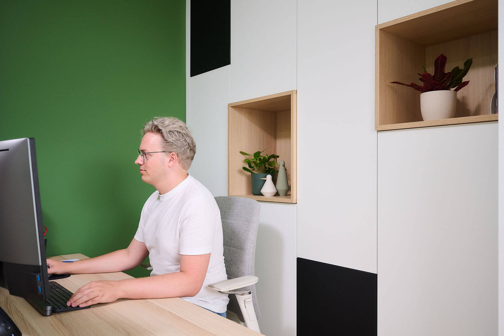 Bureau moderne blanc sur mesure de Lennerd à Vosselaar