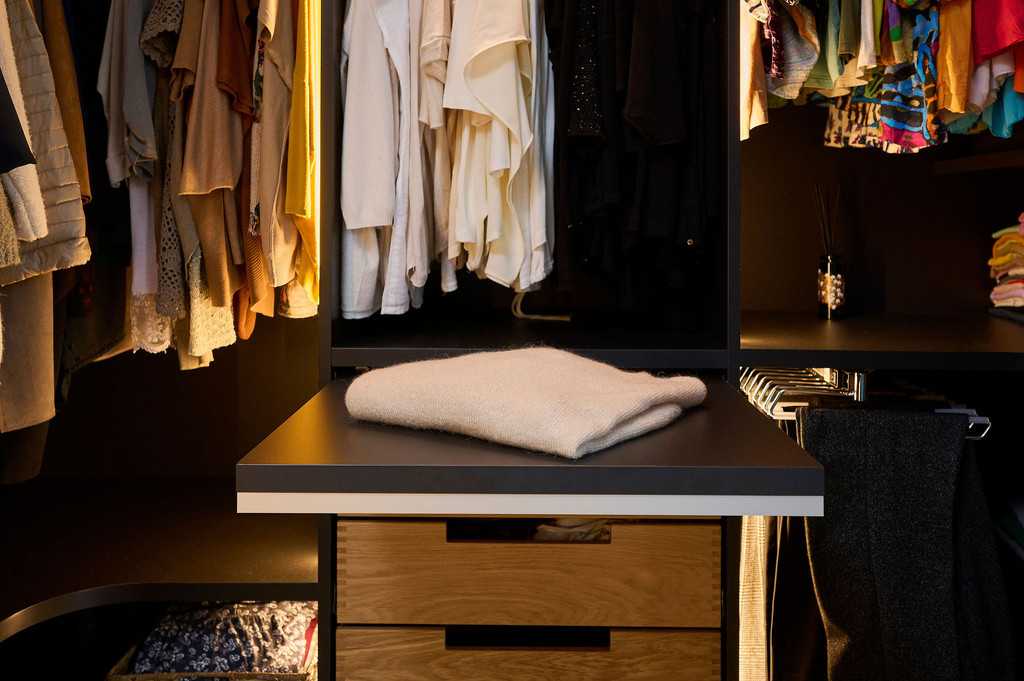 Etagère coulissante dans le dressing sur mesure de Carine