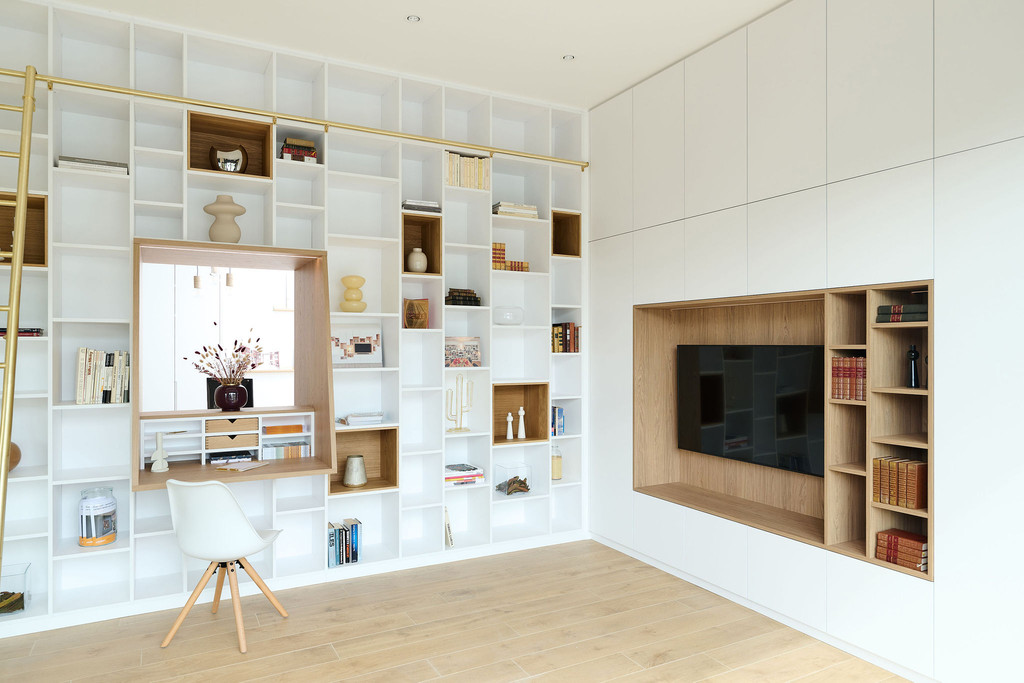 salon avec bibliotheque blanche