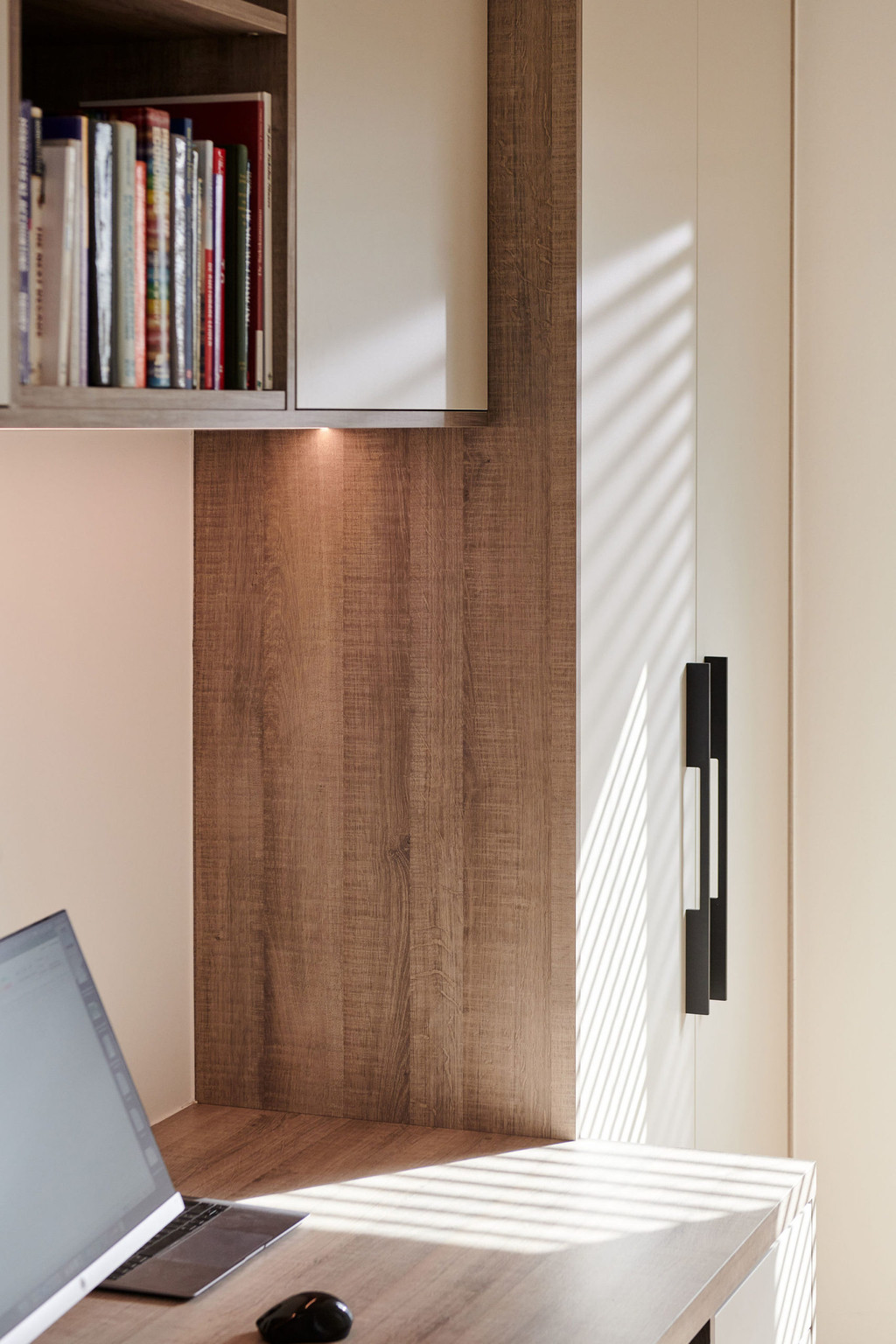 Wandkast op maat in de bureau van Hans