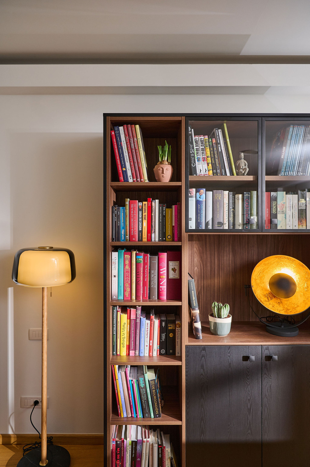 Bibliothèque sur mesure avec niches ouvertes dans le bureau d'Adrien