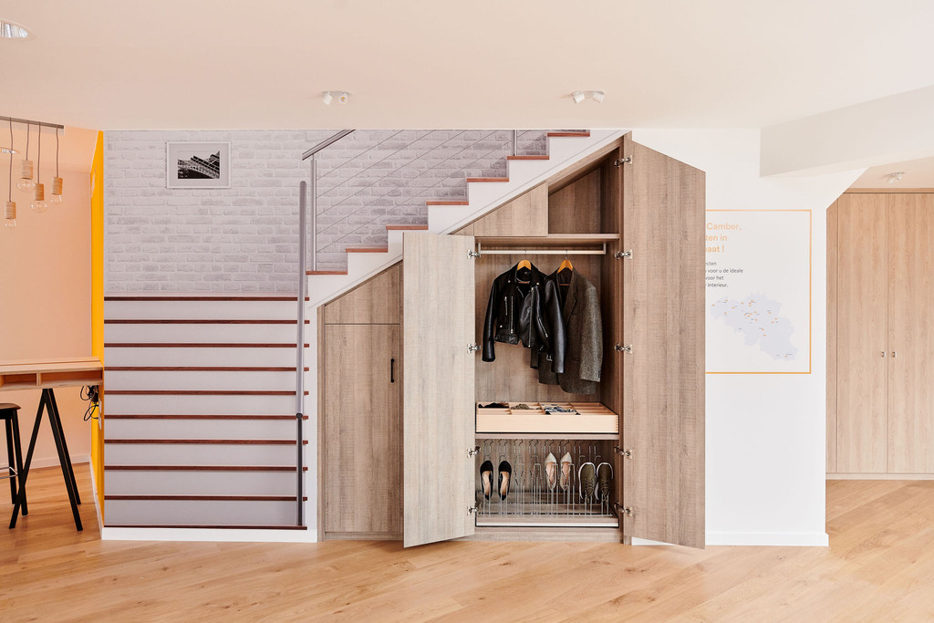 Vestiaire d'entrée fermé en bois sur mesure sous pente avec rangement pour chaussures et vestes à Saint-Nicolas