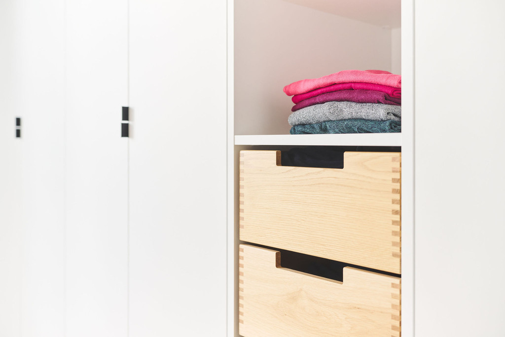 Dressing sur mesure avec étagère ouverte et tiroirs en bois massif avec poignées intégrées