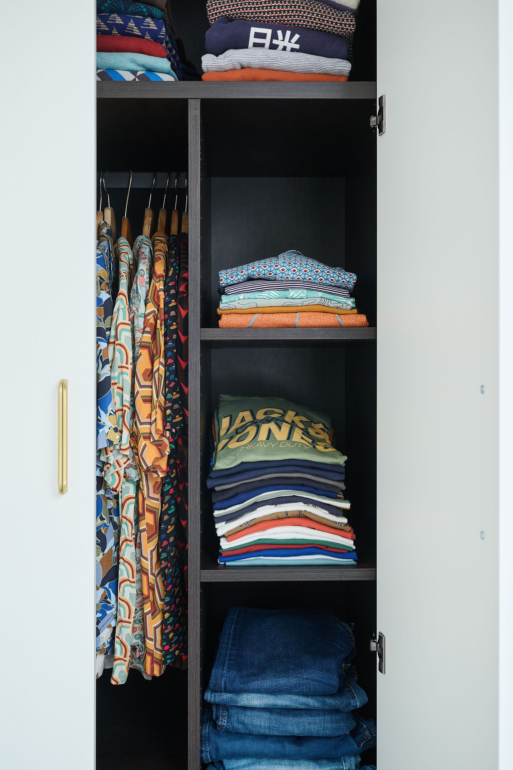 Compartiment personnalisé avec étagères et tringle pour vêtements plus longs