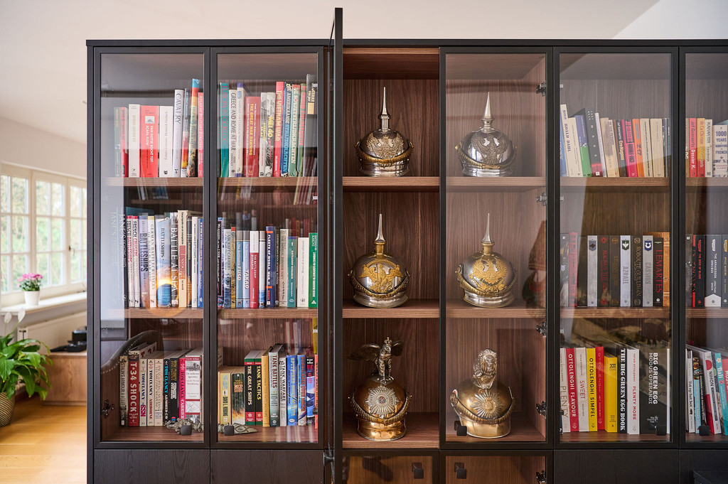 Bibliothèque sur mesure avec niches ouvertes dans le bureau d'Adrien