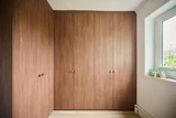 Op maat gemaakte dressing met gesloten houten kasten en ronde handgrepen.