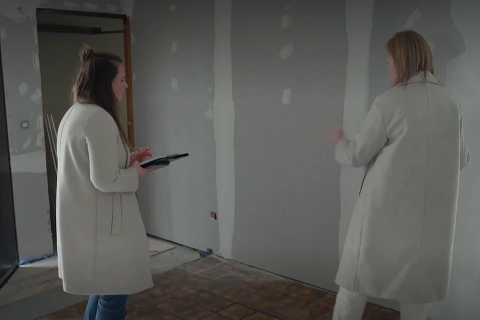 Twee interieurarchitecten bespreken de indeling voor een maatwerkmeubel op de werf