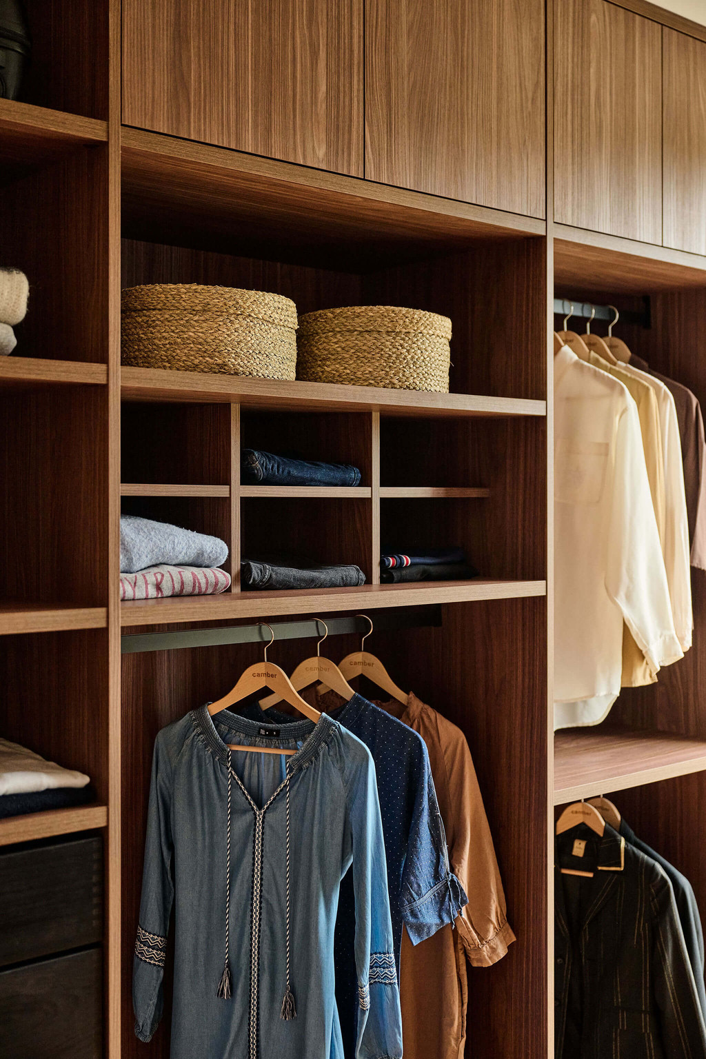 Open dressing in donkere houttint met legvlakken en korte hangruimte