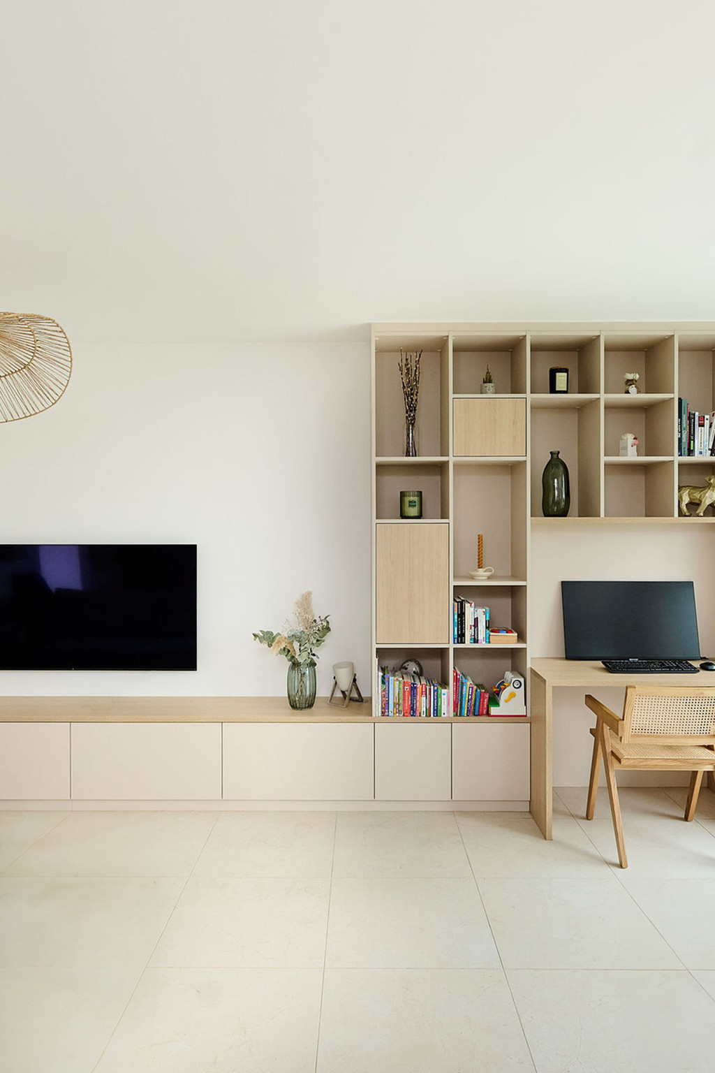 Tv-meubel, boekenkast en bureau op maat van Margaux en Baptiste in Mamer