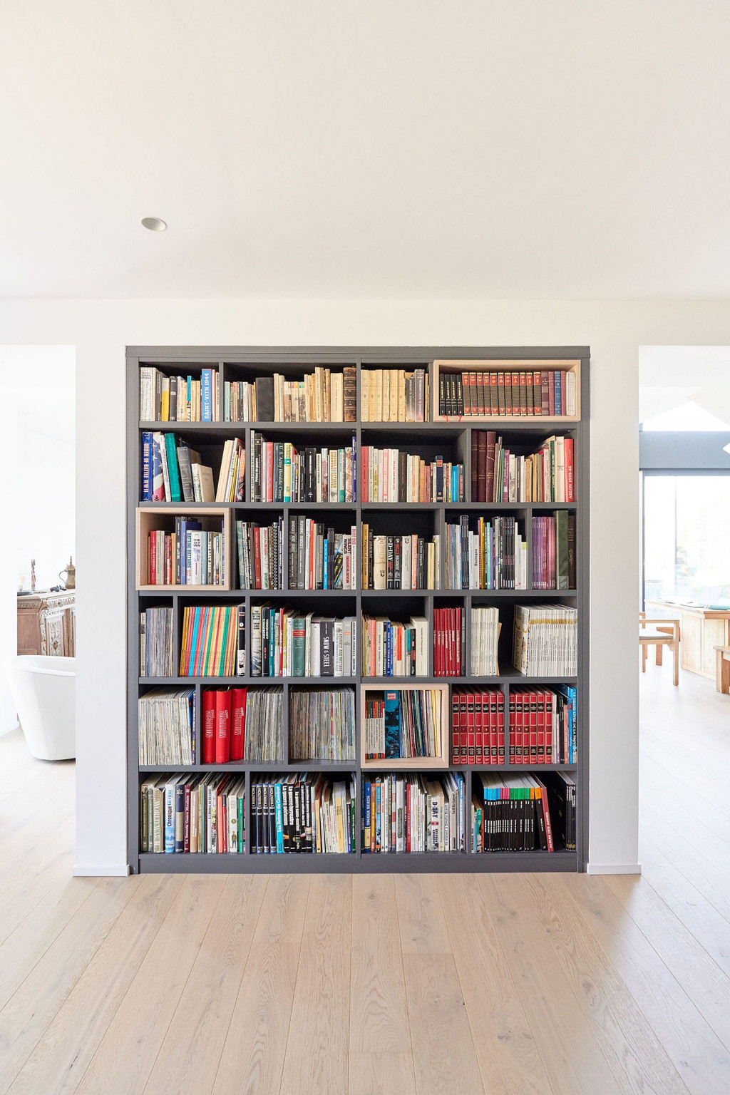 Bibliothèque ouverte avec niches carrées dans le bureau de Virginie