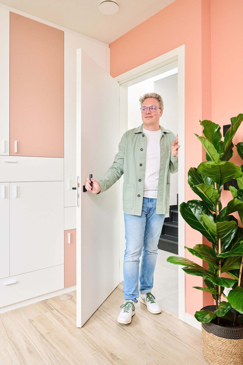 Dressing blanc aux accents roses dans la chambre à coucher