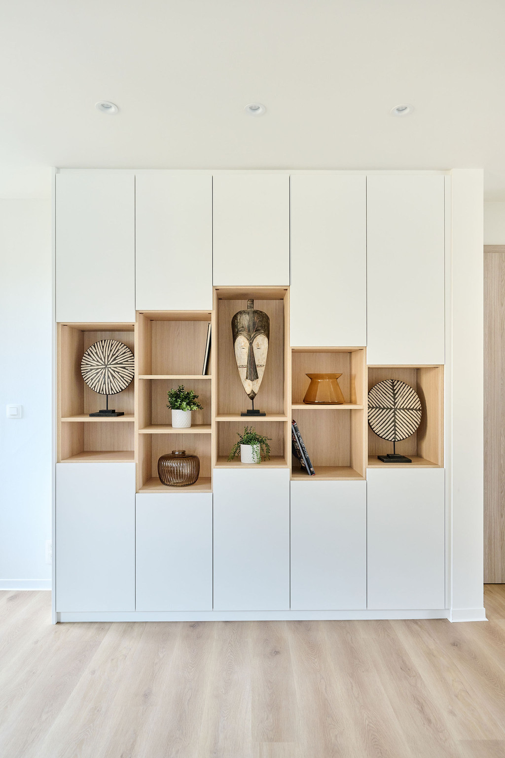Meuble salon sur mesure avec niches ouvertes chez Nele et Dries à Affligem