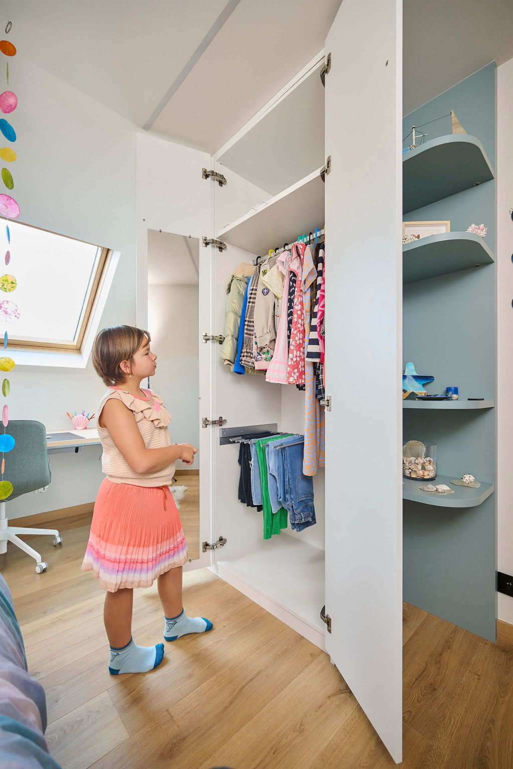 Chambre d'enfant blanc sur mesure avec une penderie et porte-pantalons