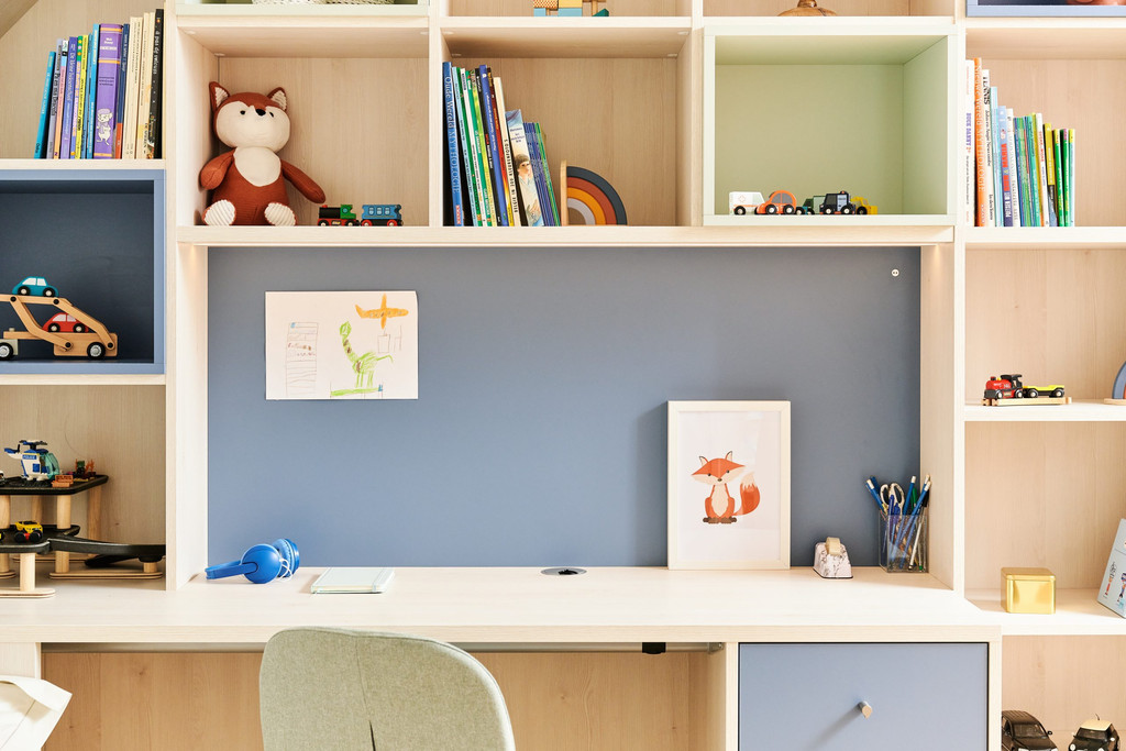 Bureau sur mesure avec un fond bleu dans le showroom de Gand