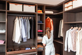 pendre des vetements dans un dressing sur mesure