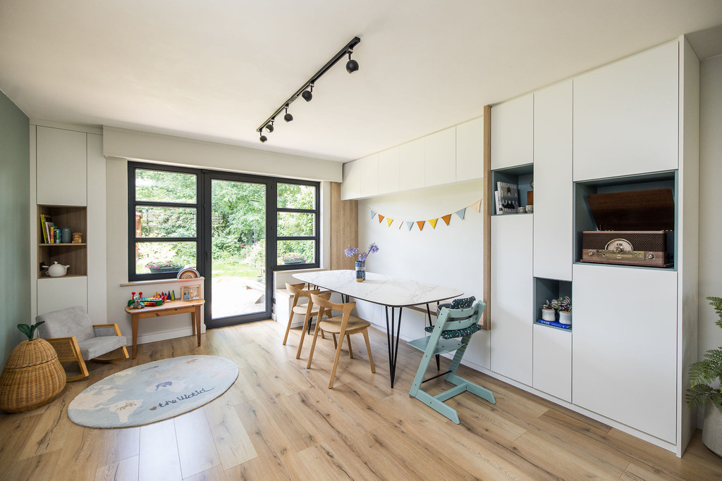 Meuble mural sur mesure avec assise dans la salle à manger de Maarten et Joleen