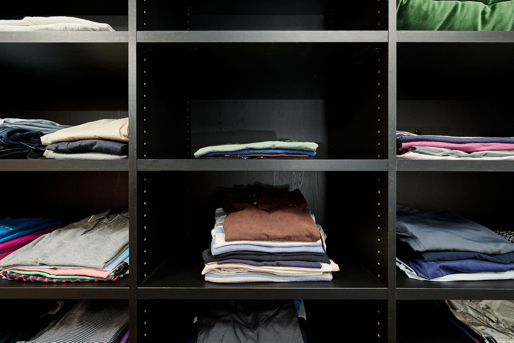 Dressing personnalisé avec étagères