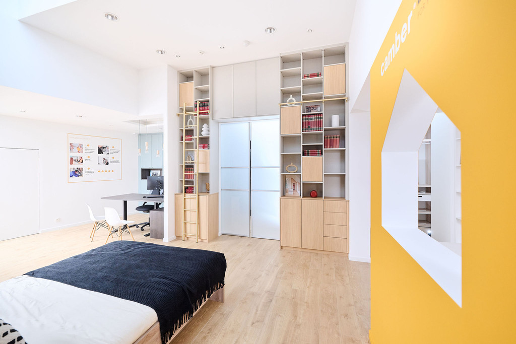 Slaapkamer met moderne dek boekenkast