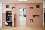 Bibliothèque mutlifonctionnelle avec bureau intégré composée de niches ouvertes et placards à Wavre