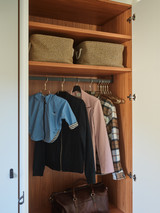 Armoire encastrée avec tringle pour manteaux et vêtements d’enfants et étagères en décor bois