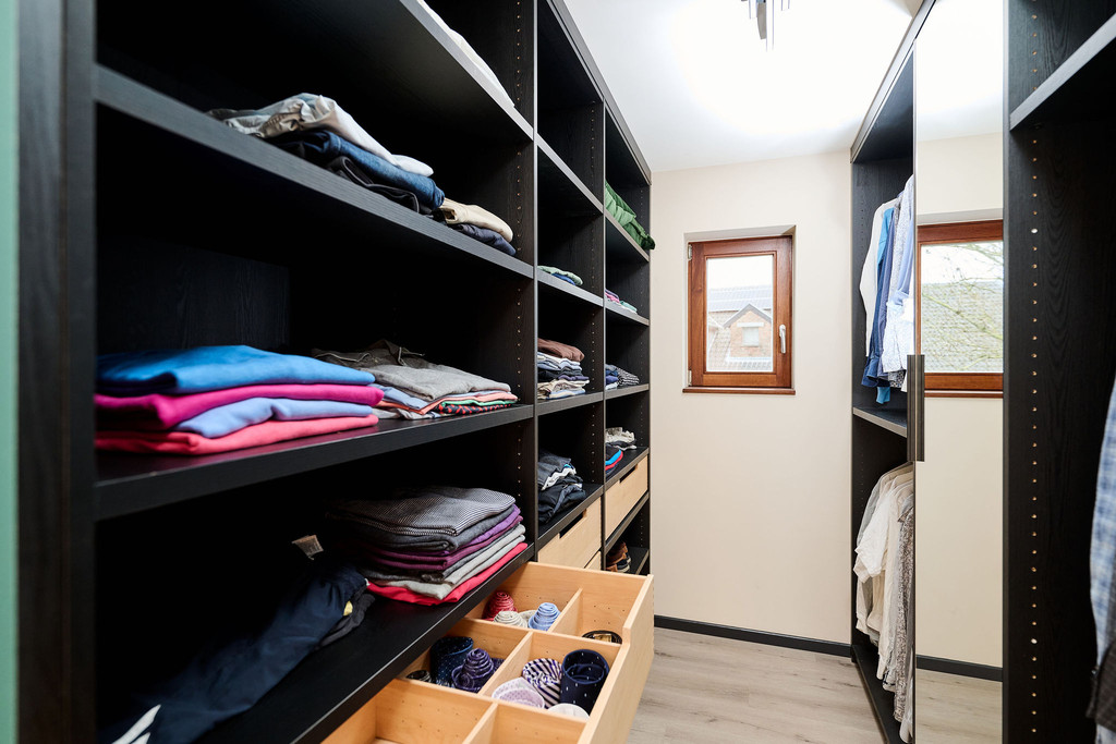 Dressing personnalisé avec étagères et tiroirs
