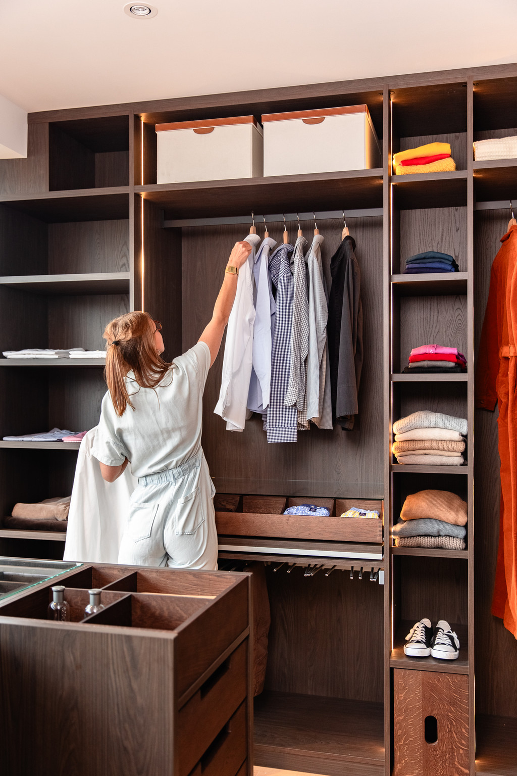 pendre des vetements dans un dressing foncé sur mesure