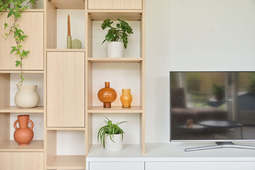 Meuble télé avec niches ouvertes et espace de rangement chez Lorenz et Elyne