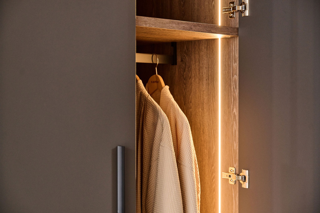 rmoire sur mesure avec éclairage intérieur et cintres en bois pour vêtements élégants.