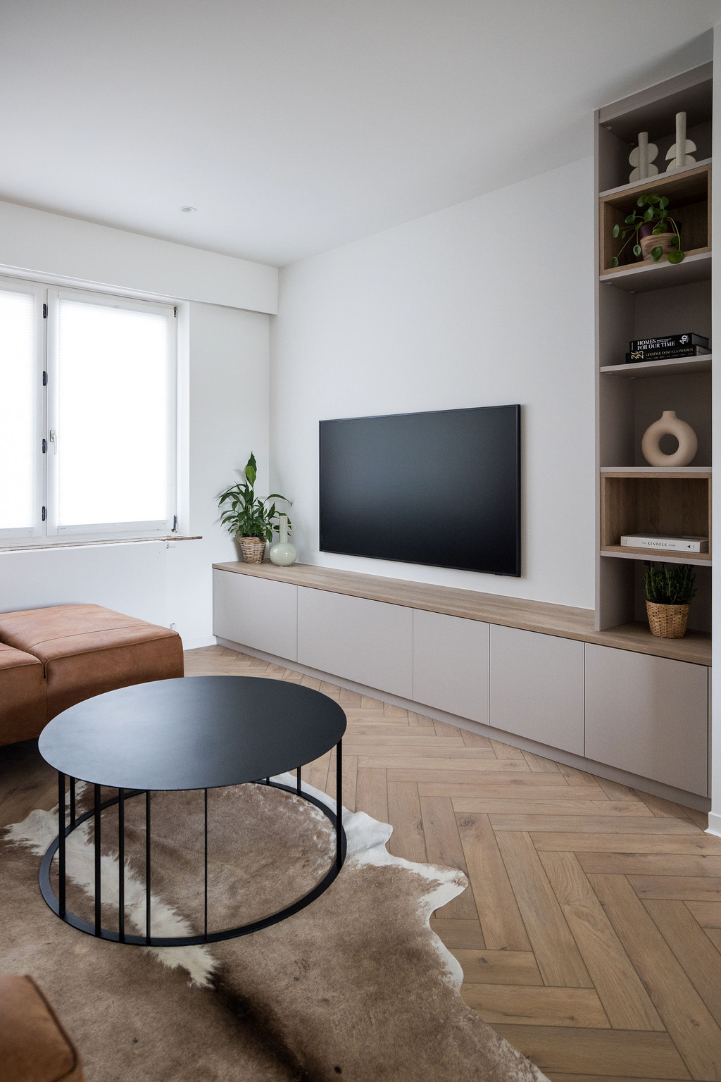 Meuble TV sur mesure dans le salon de Nele et Dries dans l'émission Ons huis/nieuw huis